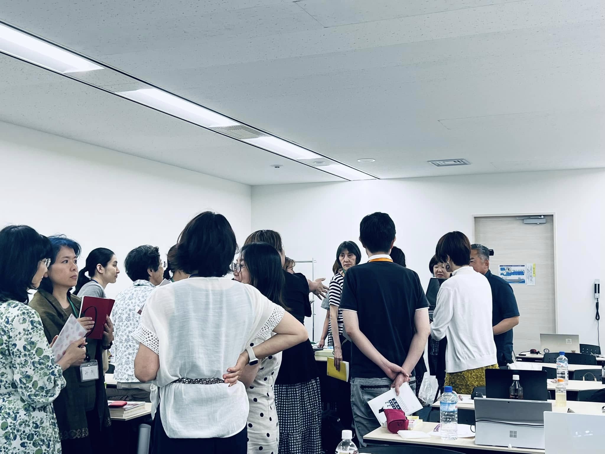 会場で参加者同士が話している様子